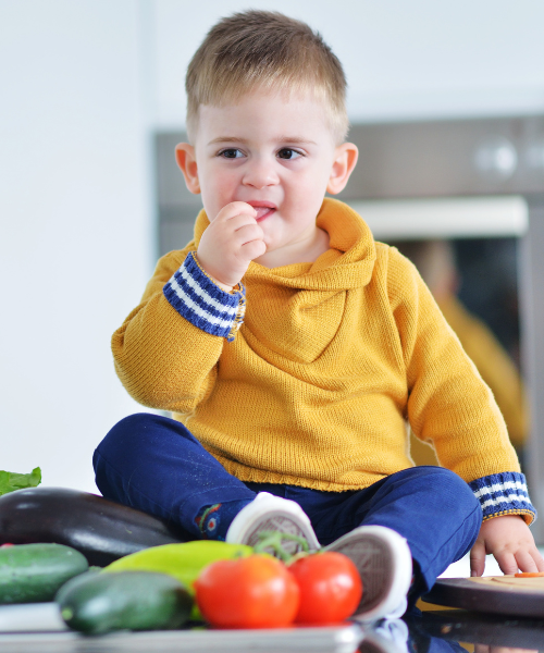 Junge isst glutenfreie Lebensmittel