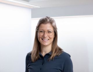 Frau Dr. med Laubenbacher lächelt in die Kamera.