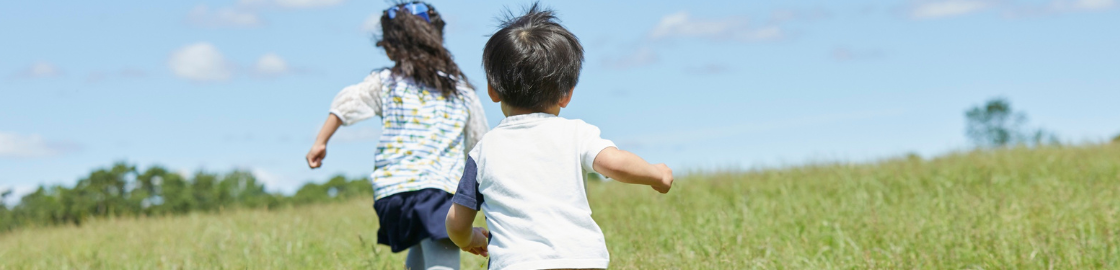 Kinder spielen im Gras.